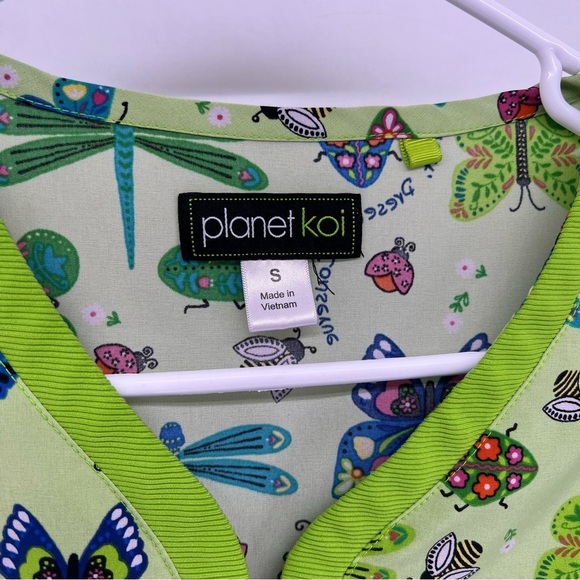 5/$25 Planet koi small scrub top bug print green b20 - Picture 2 of 3